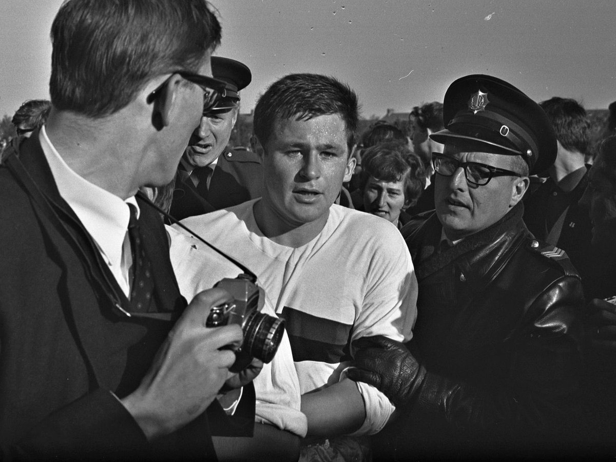 Vandaag bereikte ons het droevige nieuws dat oud-speler Rinus Israël is overleden. Wereldberoemd geworden als IJzeren Rinus bij Feyenoord en het Nederlands elftal, maar maakte van 1962 tot 1966 furore bij DWS. Rust zacht Rinus. 💙🖤🤍🙏🏽