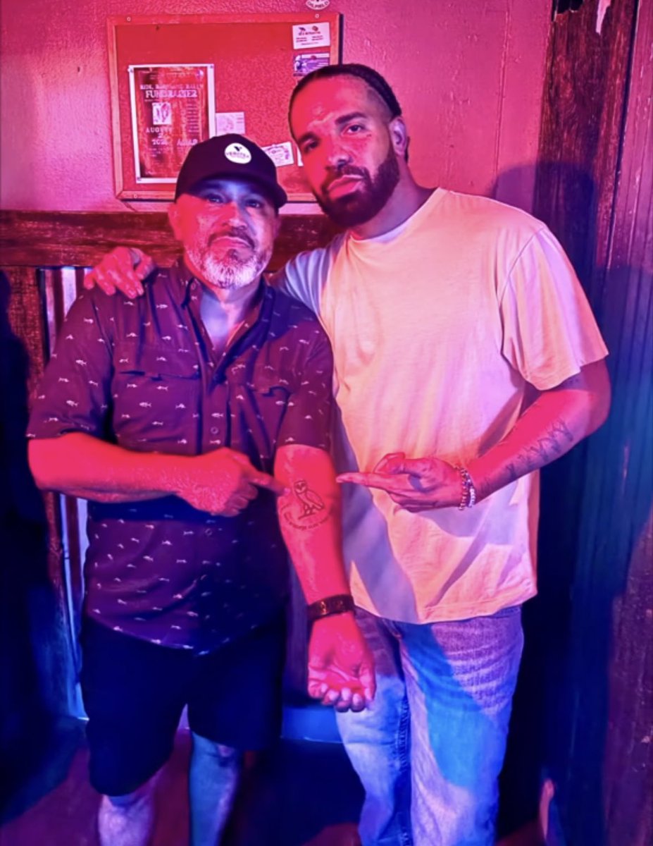 DailyLoud's tweet photo. Drake at a bar in Texas https://t.co/X9Z2l5ZUTx