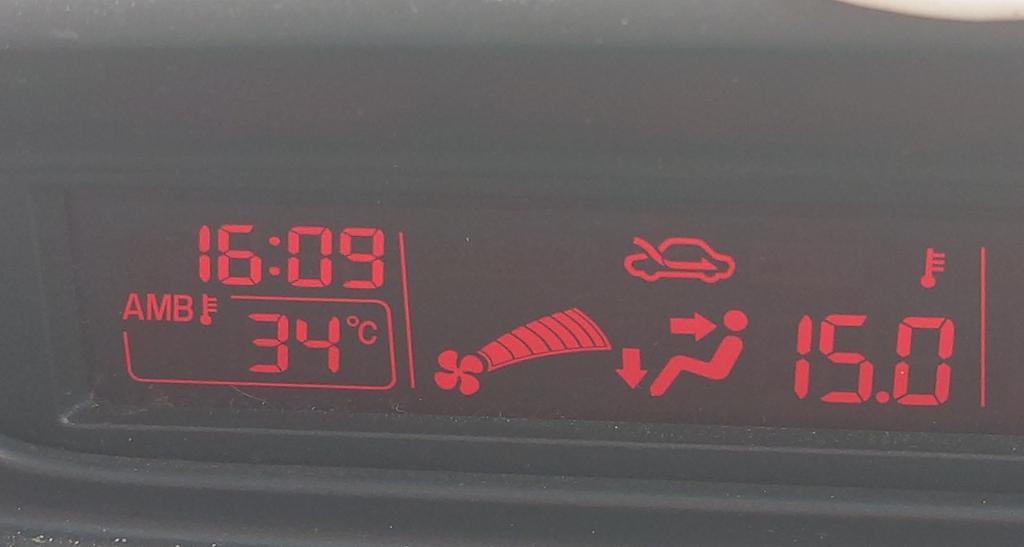 CollieJake's tweet image. Mostly been melting into a black &amp;amp; white puddle on the floor the last few days, hu left me at home to go out on some errands yesterday, I wasn't happy about it, but she wasn't about to take me out when the car said it was this hot in the shade 😬
Car was still an oven, despite AC