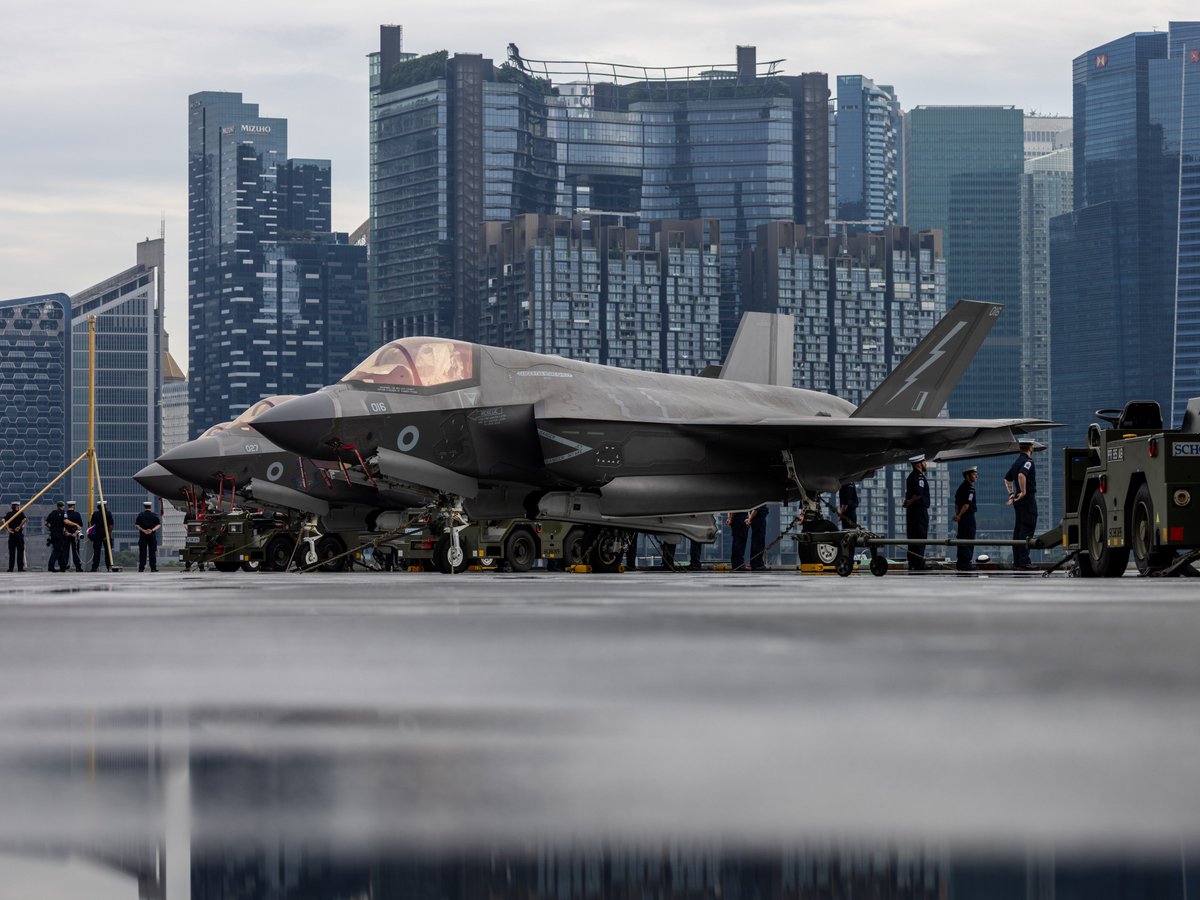 Global Deterrence 🛡️
F-35B Lightning II aircraft from the UK’s Royal Navy line up on the deck of HMS Prince of Wales as the carrier arrives in Singapore.