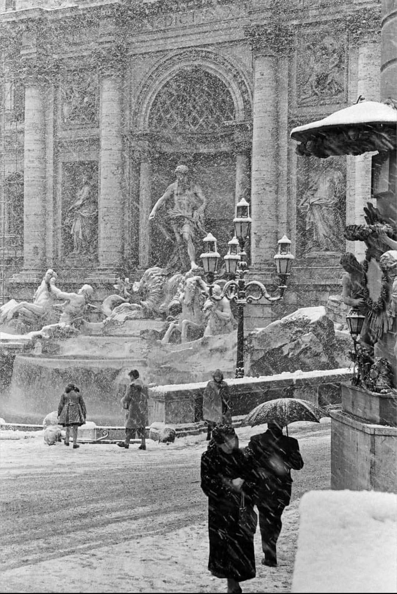 ❄️ La fontana di Trevi bajo la nieve en una fotografía de los años cincuenta del siglo pasado.