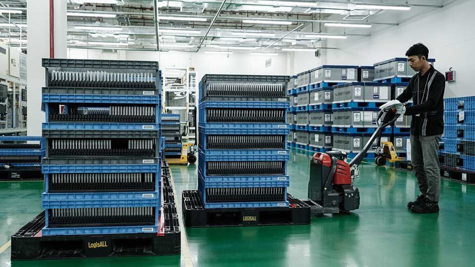 China-Indonesia joint venture to build $5.9 billion battery project

China and Indonesia have joined hands on a $5.9 billion electric vehicle battery project, which is expected to make Indonesia a major hub in the electric motor industry in Southeast Asia
#china #indonesia #china