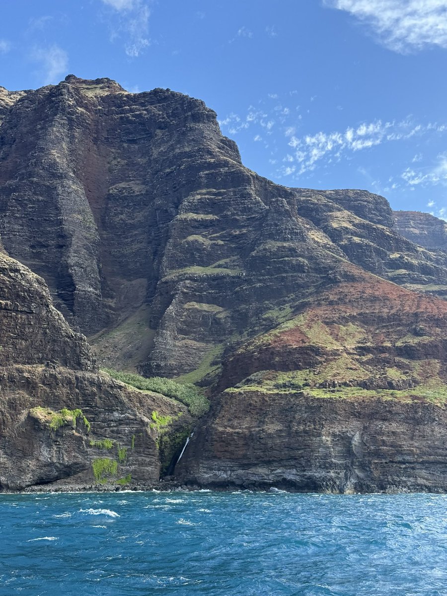 🌄 The Majesty of Nature — and the Sacred Stillness of Nā Pali 🌿

There are places on this earth that speak directly to the soul. The Nā Pali Coast of Kaua‘i is one of them.

Towering emerald cliffs. Hidden waterfalls. Ancient valleys carved by time and softened by mist. Nā Pali