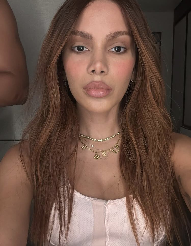 tracklist's tweet photo. Simplesmente Anitta em nova selfie 💫 https://t.co/OTRjUYNqUM