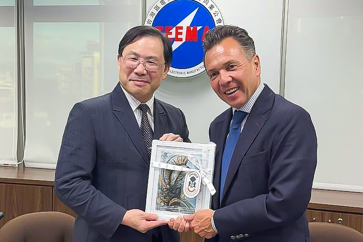 Nos reunimos con TEEMA, uno de los principales grupos comerciales de la industria electrónica de Taiwán, quienes pueden facilitar la llegada de más empresas de semiconductores y componentes a Jalisco.

Esta colaboración es una oportunidad histórica pues, tenemos una vocación