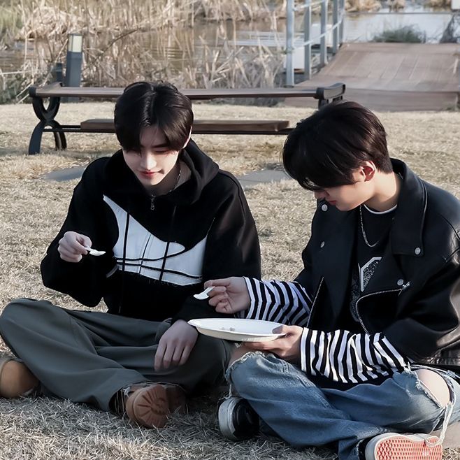 ghiblifession's tweet photo. ꩜ https://t.co/7EcBcl72an :   @pjsslvryu  @pjslvrkio 
.ᐟ  uknaurcubes

🫐 i just want you guys to know that, i appreciate the both of you, thank you for being exactly who you are and for offering a friendship i’ve wanted and needed. https://t.co/DEo3B2Dg36