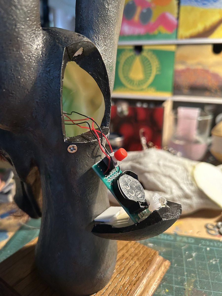 AMHmakes's tweet image. I hid all the electronics in the head behind the back plate that the original also had, it’s a small detail but I quite like it. 

#DoctorWho #PyramidsofMars #Sutekh