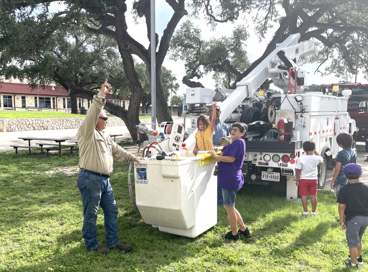 AEPTexas's tweet image. A huge shoutout to our amazing team from the Beeville and Kenedy offices for making &quot;Visit-A-Vehicle Day&quot; an absolute blast for students at Pettus Elementary School, Pawnee Elementary School, and Runge Elementary School. Full story: aeptexas.com/community/cari…

#WeAreAEPTexas…