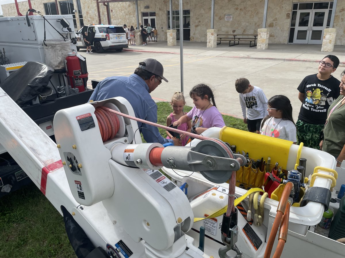 AEPTexas's tweet image. A huge shoutout to our amazing team from the Beeville and Kenedy offices for making &quot;Visit-A-Vehicle Day&quot; an absolute blast for students at Pettus Elementary School, Pawnee Elementary School, and Runge Elementary School. Full story: aeptexas.com/community/cari…

#WeAreAEPTexas…