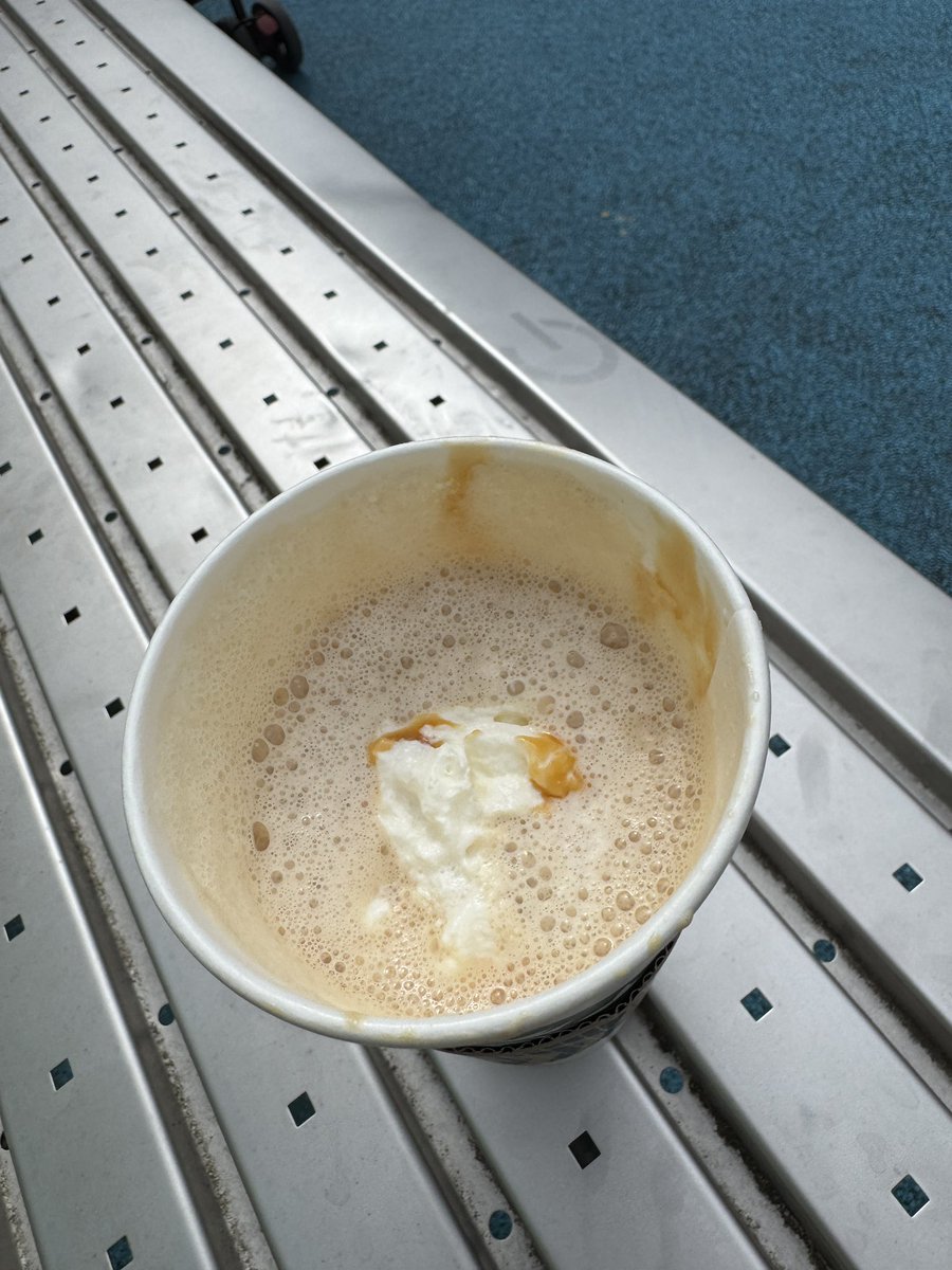 leerfc33's tweet photo. @StarbucksUK at it again with the half full drinks and when you message or email them they do not get back to you nearly £7 for this https://t.co/8gBwzOux2T