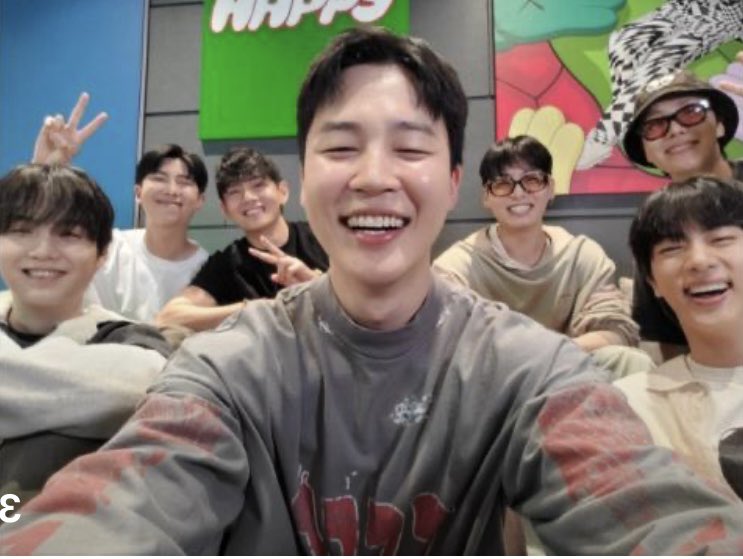 2025年BTSの家族写真が見れた💞 後ろにあるHAPPYそのもの❣️ 7人の