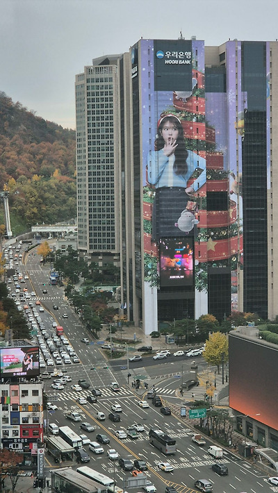 melloviciousiu's tweet photo. This huge IU x Woori ads is honestly next level, so iconic 🔥🔥 https://t.co/anglqv7B7O