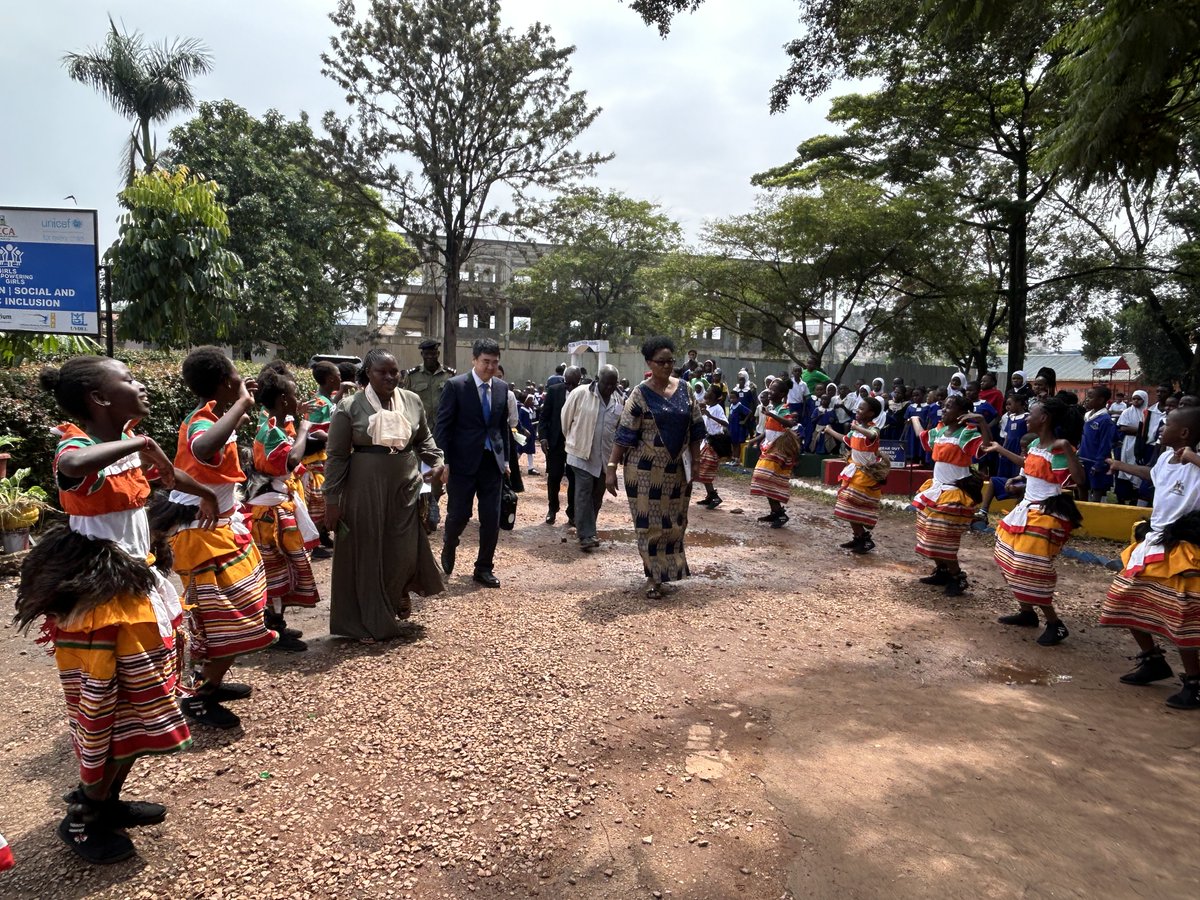 On 24 Jun, Dep. Amb.   Yoshimura handed over the newly constructed 4-classroom block at Nakivubo Primary School in Kampala City. Many guests attended the ceremony and celebrated together.