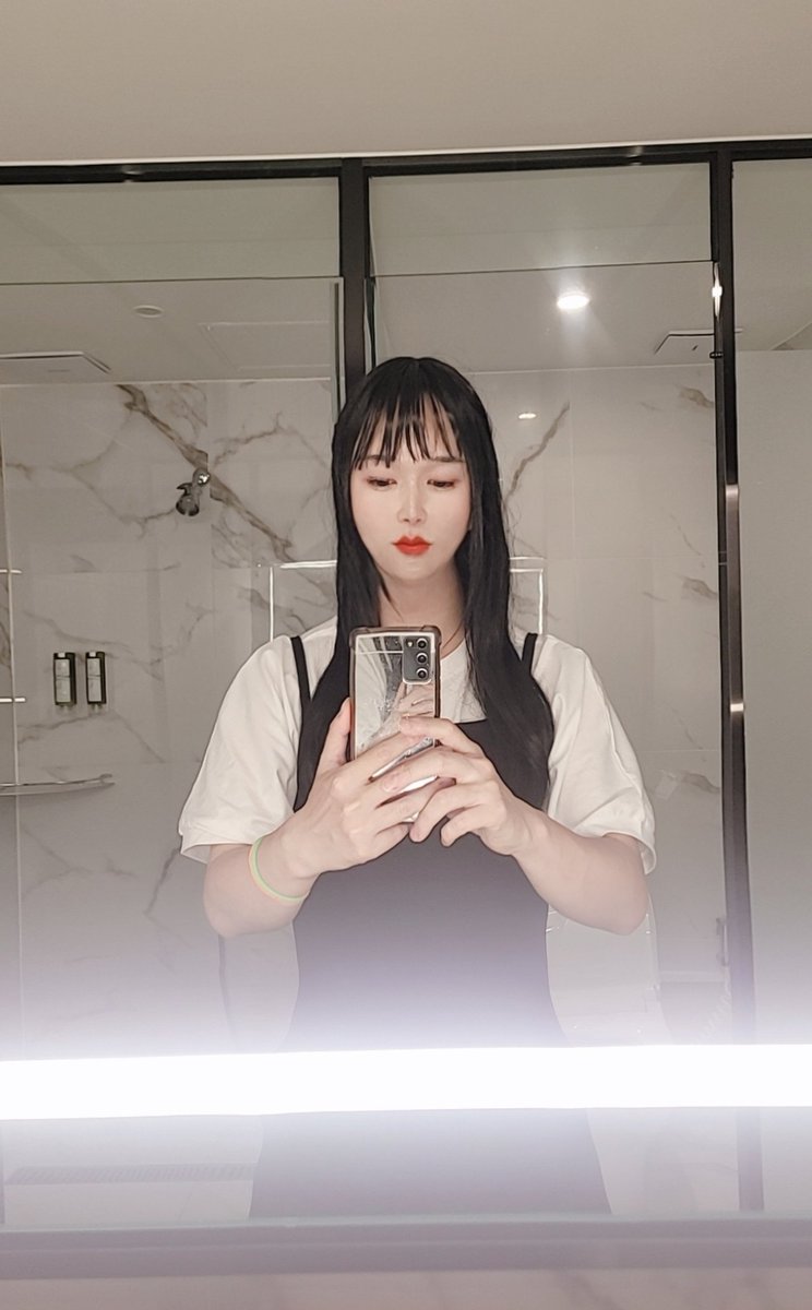 거울샷
기본카메라vs보정카메라
Aㅏ
그만 알아보자..