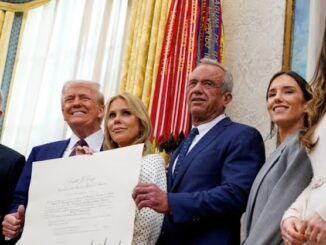 Ein großer Sieg
für IMPFSKEPTIKER. ‼

Präsident Trump kündigt ein bevorstehendes landesweites Verbot aller Covid-Impfstoffe an.

Hier der Artikel. ⬇️
thepeoplesvoice-tv.translate.goog/president-trum…