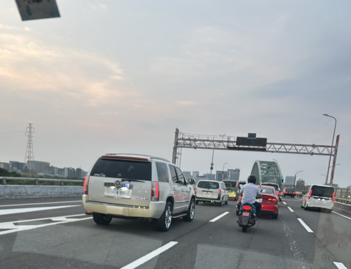 仕事おしたうえに事故渋滞ハマってます💦スナック和灯、本日21時よりオープンい出します🙇‍♀️#スナック和灯
#スナックあかり