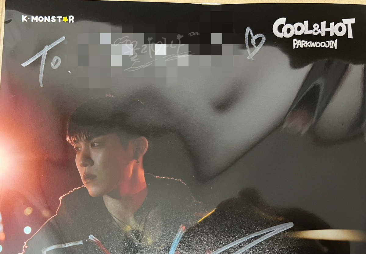 이름을 영어로 싸인받는 경험을 또 할 수 있을까 싶어서 영어로 부탁드리면서 가운데 이름만 말씀드렸는데 성까지 붙어서 왔넼ㅋㅋㅋ 당황스럽지만 신선한 느낌..☺️
(성 붙이는거 싫어함)
근데 생각해보니까 그런 경험은 하려고 들면 할 수 있자나..? 내가 팬싸를 간다면🫠
일단 ㅇㅋ....ㅋㅋㅋㅋ