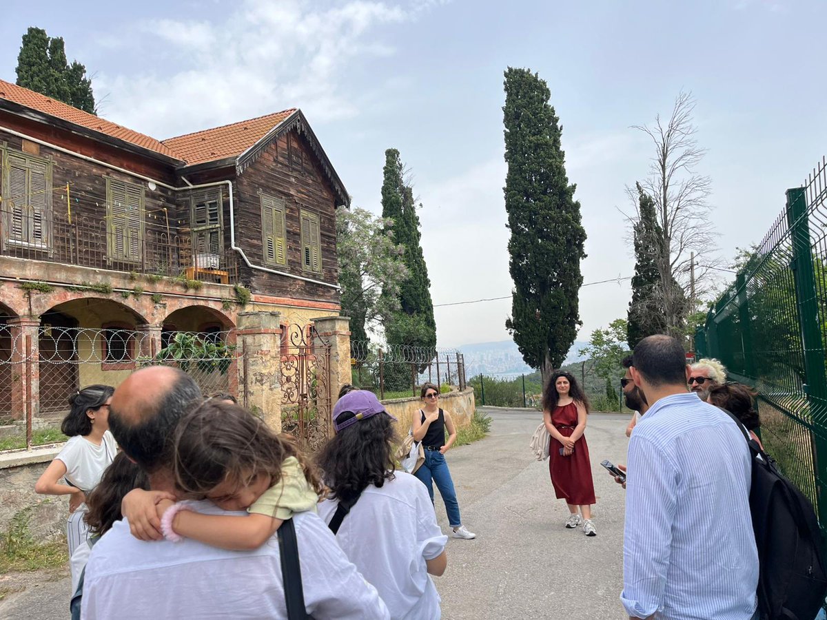 📍25 Mayıs’ta Büyükada’daydık.

#HafızaveGençlik programı katılımcılarıyla birlikte Rum Yetimhanesi’nden Hristos Tepesi’ne uzanan bir hafıza yürüyüşü yaptık. 🚶‍♀️🚶‍♂️

Bu yürüyüş, hafızayı geçmişi hatırlamanın ötesinde; bedensel, mekânsal ve kolektif bir yeniden kurma süreci olarak