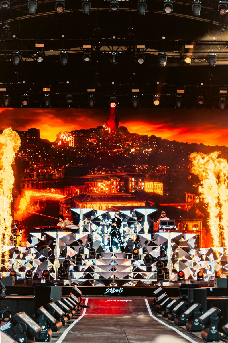 Solidays's tweet photo. SCH a choisi Solidays pour écrire un nouveau chapitre.
Pour la première fois en festival, le rappeur a livré un show live avec musiciens, prouvant une fois de plus son statut de rappeur inclassable. Le S c’est le S, #MATHAFACK
@Sch_Mathafack
📸 @etienne_clrt https://t.co/wmshoZhRte