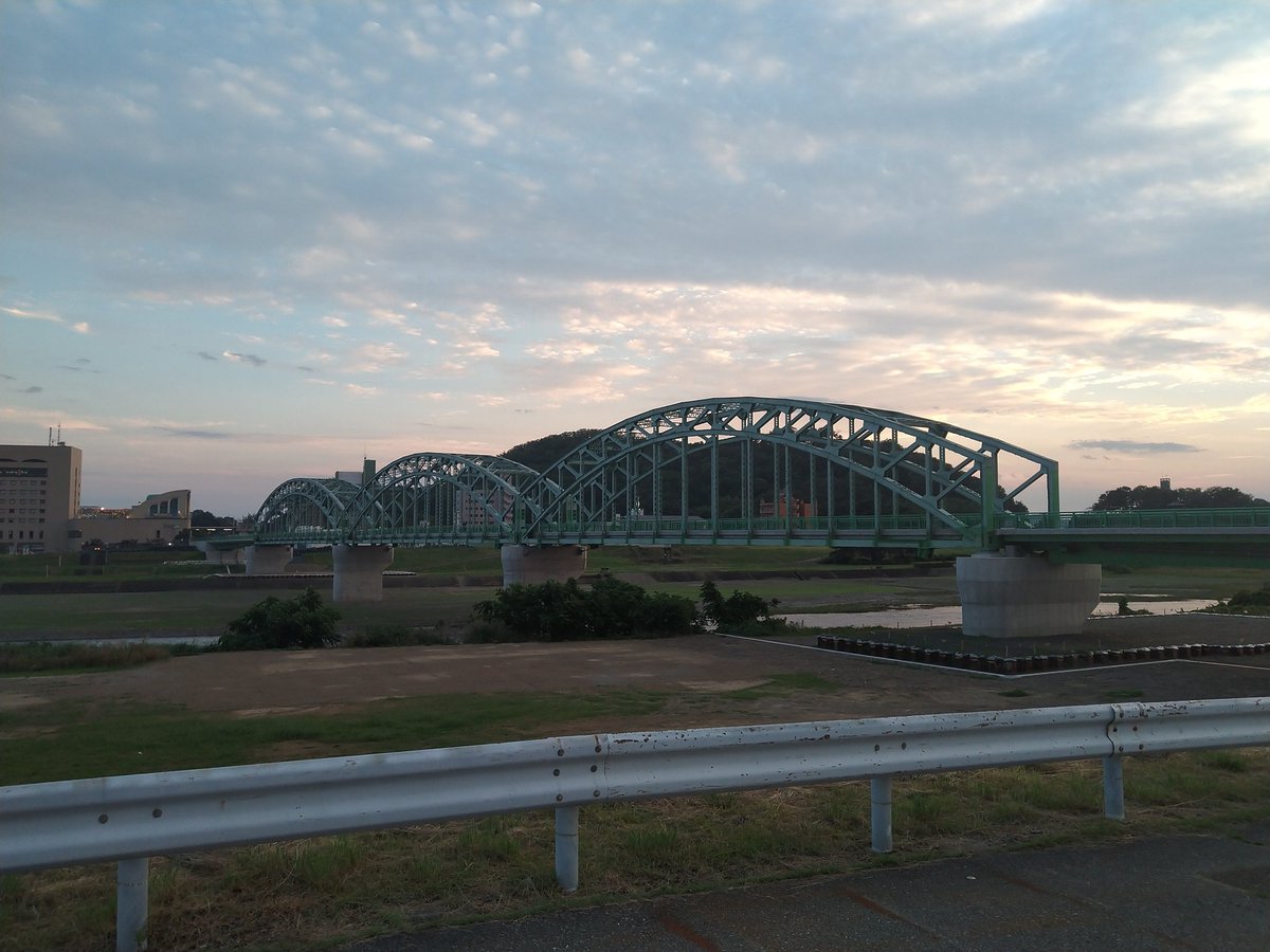 摩天楼寶楽(小林大河) (@matenrouhouraku) on Twitter photo 【おかえりなさい、中橋!】
移設工事を終えて、先月戻ってきてくれた足利のシンボル・中橋。
渡ってきました。前より高い位置に移設されてい不思議です。古い橋脚を見ると「こんなに低かったんだっけ?」とも。
美しい三連アーチを広々と渡れるのはとってもいい気分です。
よくぞ帰ってきてくれた! 【おかえりなさい、中橋!】
移設工事を終えて、先月戻ってきてくれた足利のシンボル・中橋。
渡ってきました。前より高い位置に移設されてい不思議です。古い橋脚を見ると「こんなに低かったんだっけ?」とも。
美しい三連アーチを広々と渡れるのはとってもいい気分です。
よくぞ帰ってきてくれた!