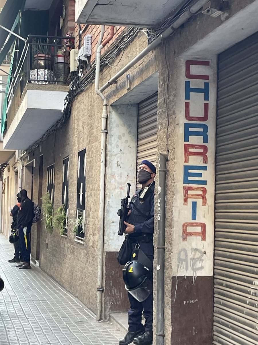 Esto es gravísimo y no saldrá en ninguna parte.

La policía ha ido armada DE ESTA MANERA para desahuciar a un hombre de 60 años.

¿El motivo? Que delante tenían al sindicato de vivienda <a href="/SindicatHabSC/">Sindicat Habitatge Socialista de Catalunya</a> y cada día que pasa se criminaliza y reprime más la organización de clase.