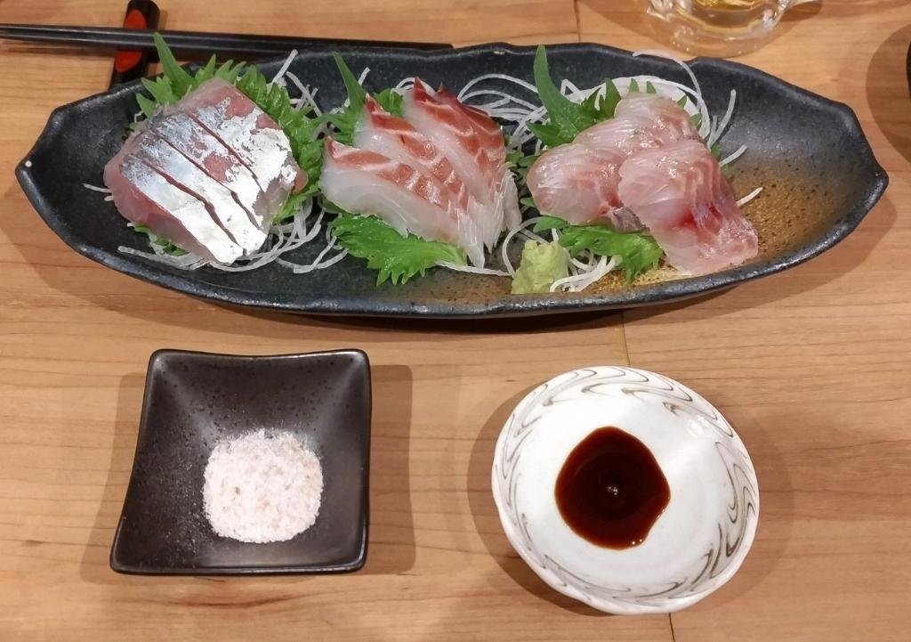 enoki124's tweet image. 夜な夜な　刺身３点¥1680　おいしい