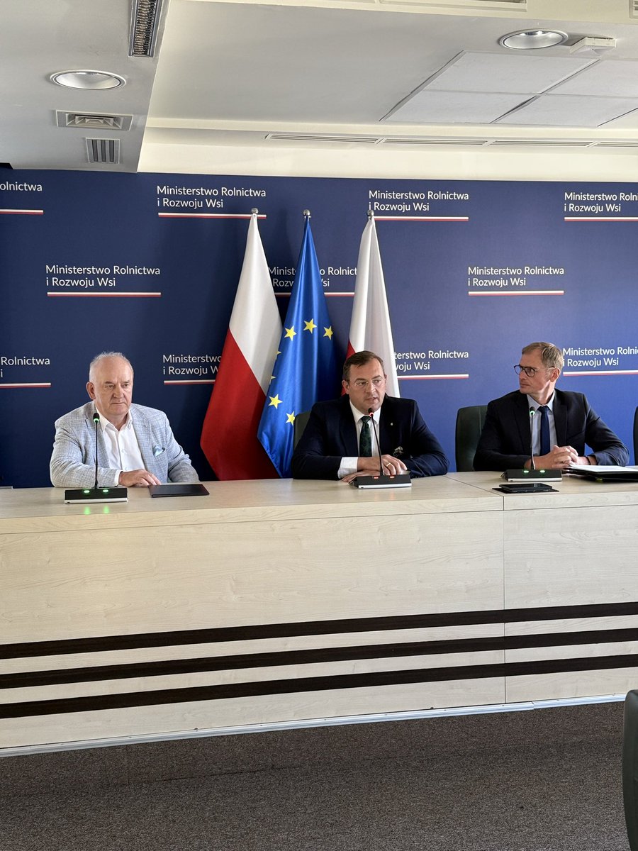 StefanKrajewski's tweet photo. Otworzyłem dziś konferencję „Rentowność i przyszłość sektora trzody chlewnej” 🐖📈 w @MRiRW_GOV_PL . Cenne rozmowy o wyzwaniach, rentowności i przyszłości produkcji w Polsce 💬🚜
#rolnictwo #trzodachlewna #UPMi #produkcjamiesna https://t.co/vGr8PjDv3B