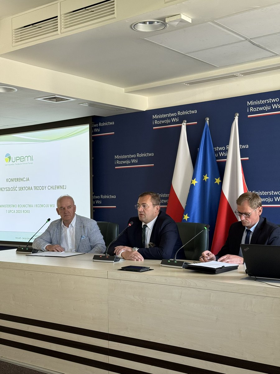 StefanKrajewski's tweet photo. Otworzyłem dziś konferencję „Rentowność i przyszłość sektora trzody chlewnej” 🐖📈 w @MRiRW_GOV_PL . Cenne rozmowy o wyzwaniach, rentowności i przyszłości produkcji w Polsce 💬🚜
#rolnictwo #trzodachlewna #UPMi #produkcjamiesna https://t.co/vGr8PjDv3B