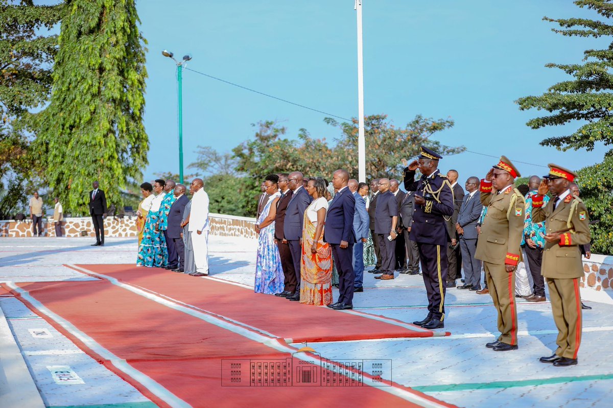 Ce 1/7/2025 à #Vugizo, à l’occasion du 63ème anniversaire de l'Indépendance du #Burundi, le Président de la République, SE <a href="/GeneralNeva/">SE Evariste Ndayishimiye</a>, accompagné par SE <a href="/Burundi1stLady/">Angeline Ndayishimiye Ndayubaha</a>, a déposé une gerbe de fleurs au Mausolée du Prince Louis Rwagasore, Héros Nationale de l’Indépendance