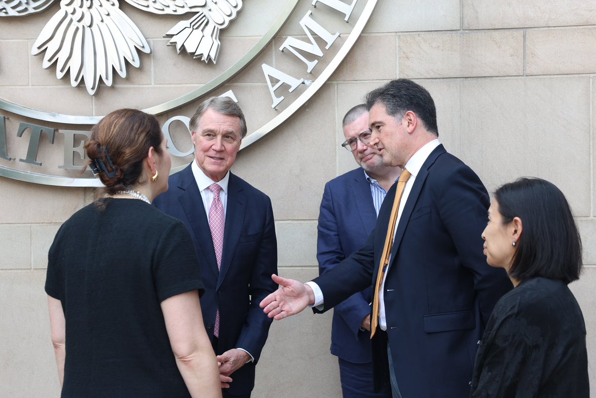 USAmbChina's tweet image. Pleased to meet with the third cohort of @PennUSChina fellows and @NeysunM this week. They are established leaders in national security, economics, trade & tech. Critical issues for the future of U.S.-China relations.
