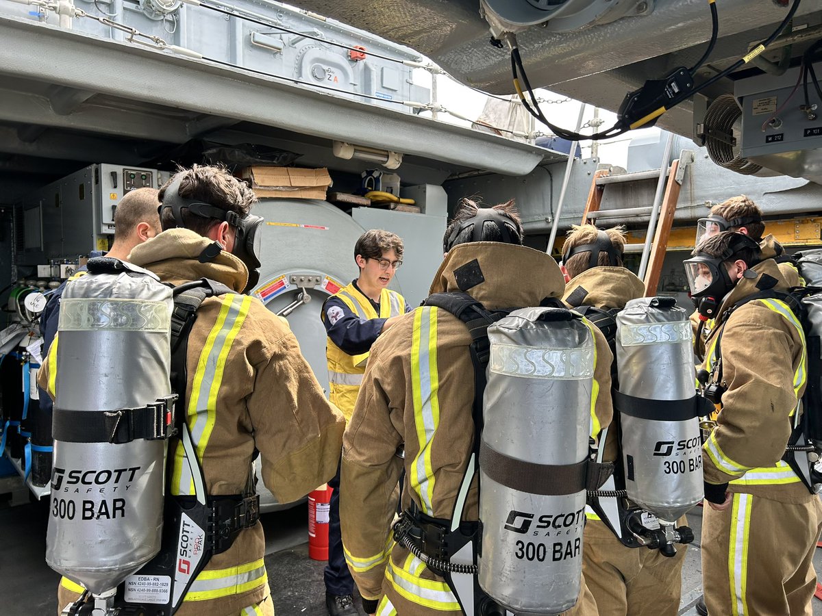 HMSLedbury's tweet image. Regular drills keep our Standing Sea Emergency Party sharp and ready.🧑🚒 👨🚒
Today’s focus: tackling an engine room fire. 🔥
📔 Compartment layout.
🚨 Re-entry techniques.
⛑️ Leadership under pressure.
Being prepared is key.
#SmallShipsBigImpact