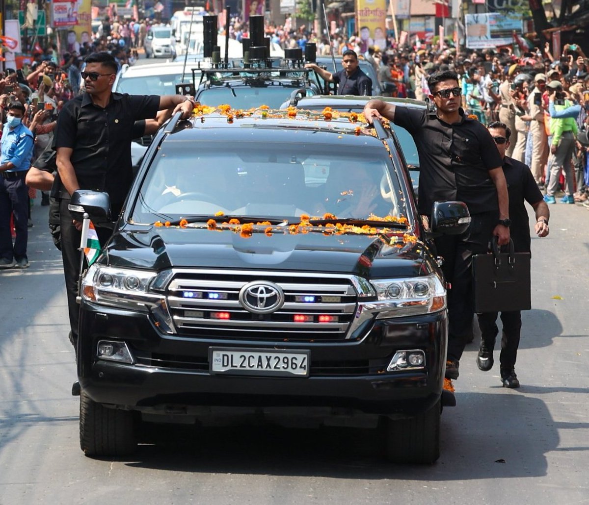 iamAryan_17's tweet image. Dear @narendramodi ji

Your Vehicle no DL2CAX2964 has 3 challans pending , kindly pay the challan on time and avoid any such violation next time 
Cc: @PMOIndia @HMOIndia  @dtptraffic