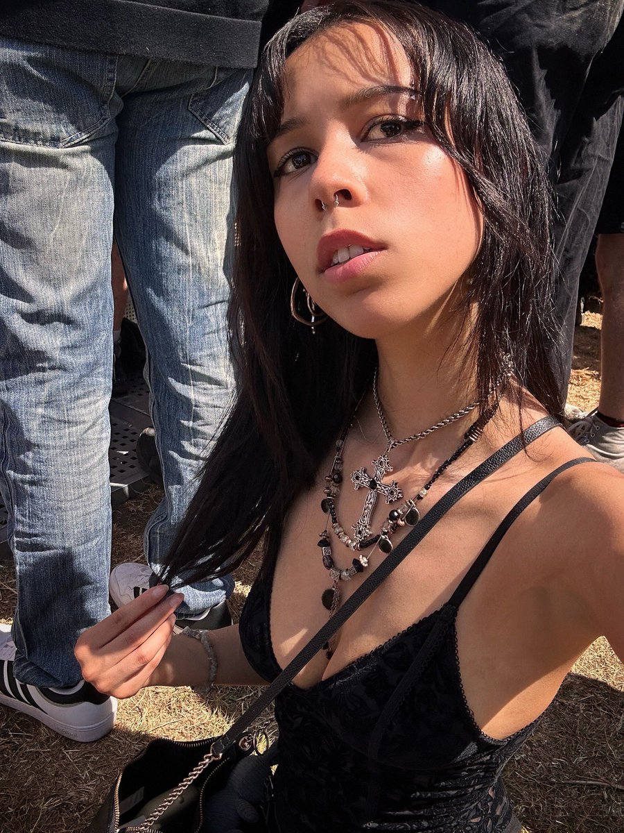 NeekoCalico's tweet photo. The hot chicks are at the Deftones concert #deftones #deftonescrystalpalace https://t.co/erq5laISOm