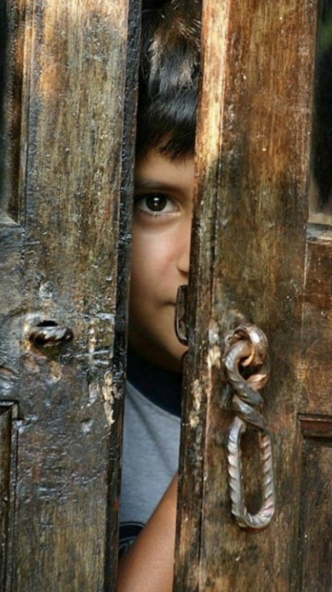 كم منطقٍ عمرَ الفؤاد فضائلا
أو فتَّ في أخلاقِهِ.. في دينِهِ ! 

فمن الحديثِ إذا زكا ترياقةٌ
في لطفهِ.. في صدقهِ.. في لينهِ

ومن الحديثِ خناجرٌ مسمومةٌ
تودي بمهجةِ سامعٍ في حينِهِ

فاغمر أخاك بطيب لفظِك نصرةً
وانشر بهاءَ #الفألِ فوق جبينهِ

#بوح