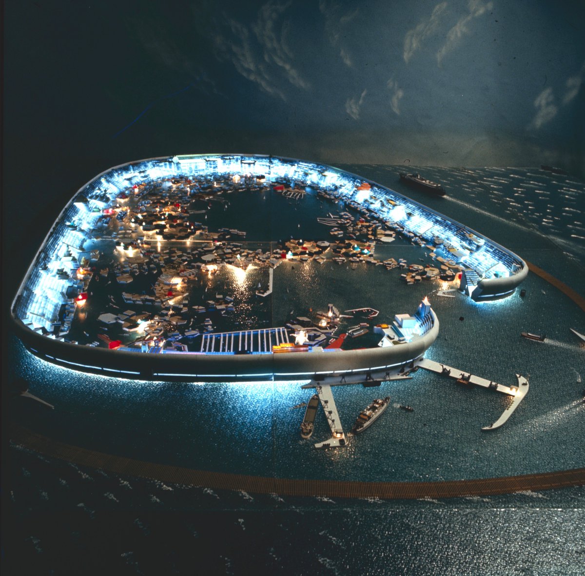 davidjohnlund's tweet image. Another water-themed model from my book Model Britain today: Sea City, made by Thorp for the Pilkington Glass Age Development Committee in 1968. An incredible model with a great story behind it. Read more in Chapter 1 of my book.