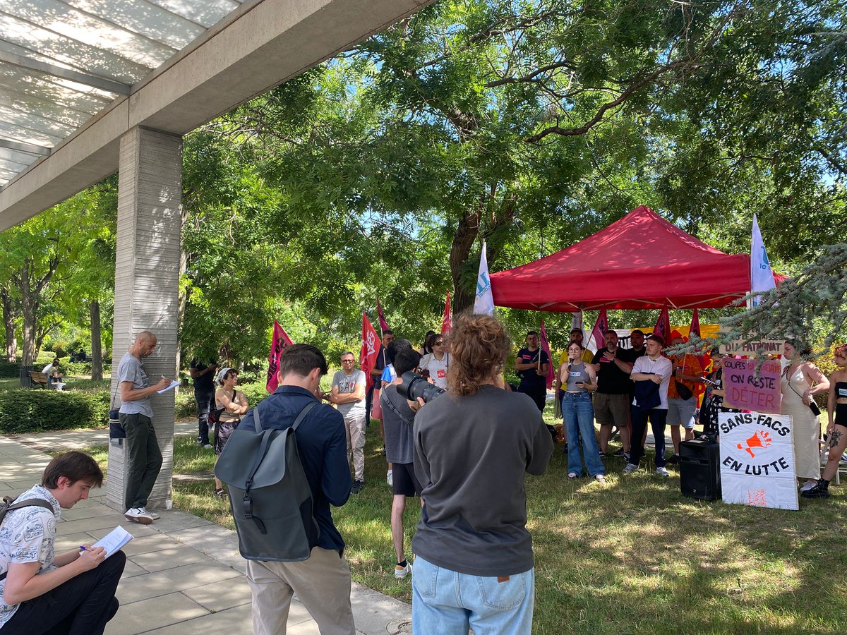 Conférence de presse ce midi sur la fac, pour annoncer que nous allons porter plainte suite aux révélations de Street Press, contre les pratiques illégales d'espionnage, de harcèlement et de surveillance, en présence de l'UNEF Nanterre, Louis Boyard (député LFI), le bureau