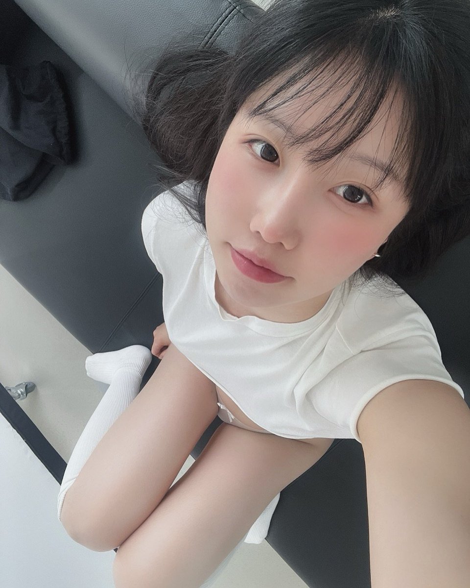 今天沒穿內衣 
脫下來就可以吃我的奶哦 
想吃的+1 
#我想一小時高潮三次🤭