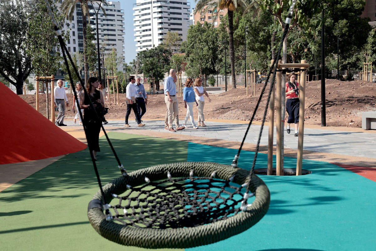 AjuntamentVLC's tweet image. 🏀L'afició del @valenciabasket donarà nom al parc ubicat al costat del @RoigArena i la #Fonteta!
🌳40.000 m² de zones verdes, àrees per a vianants, jocs infantils i pista poliesportiva.
El #RoigArena serà l'escenari de l'#Elecció26 de les #FFMMV i corts.
🔗lc.cx/-X3BAM