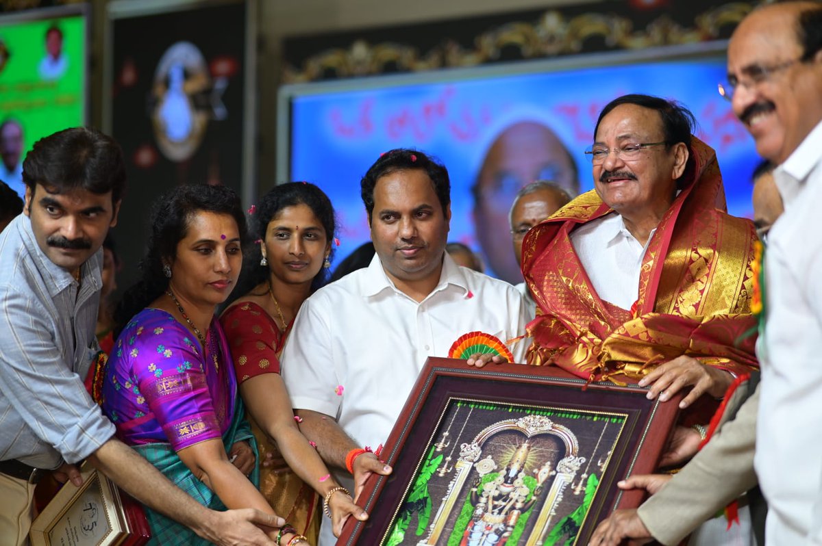 Kodela Sivaram (@kodeladr) on Twitter photo భారత మాజీ ఉపరాష్ట్రపతి, పద్మవిభూషణ్ అవార్డు గ్రహీత మా కుటుంబానికి ఆత్మీయులు శ్రీ ముప్పవరపు వెంకయ్య నాయుడు <a href="/MVenkaiahNaidu/">M Venkaiah Naidu</a> గారికి హృదయపూర్వక జన్మదిన శుభాకాంక్షలు. భారత మాజీ ఉపరాష్ట్రపతి, పద్మవిభూషణ్ అవార్డు గ్రహీత మా కుటుంబానికి ఆత్మీయులు శ్రీ ముప్పవరపు వెంకయ్య నాయుడు <a href="/MVenkaiahNaidu/">M Venkaiah Naidu</a> గారికి హృదయపూర్వక జన్మదిన శుభాకాంక్షలు.