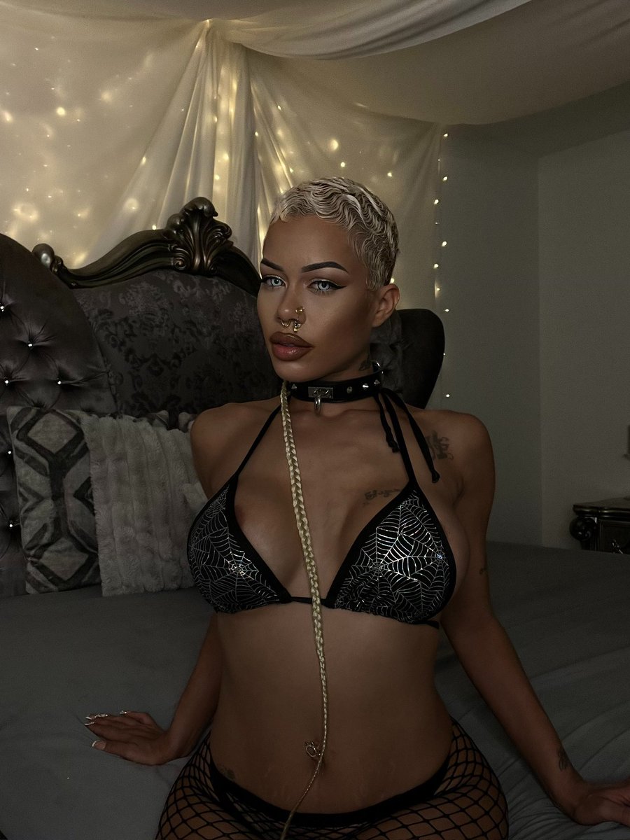 Yes <a href="/JasamineBanks/">Neckatron</a> = 4X Urban X nominee 💋 Vote now at UrbanXAwards.com 🏆