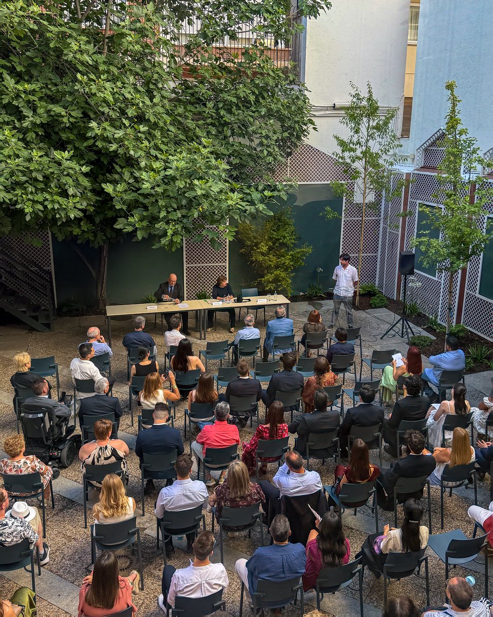 CEMFInews's tweet image. Graduation of the students of the 2025 class of the Master in Economics and Finance