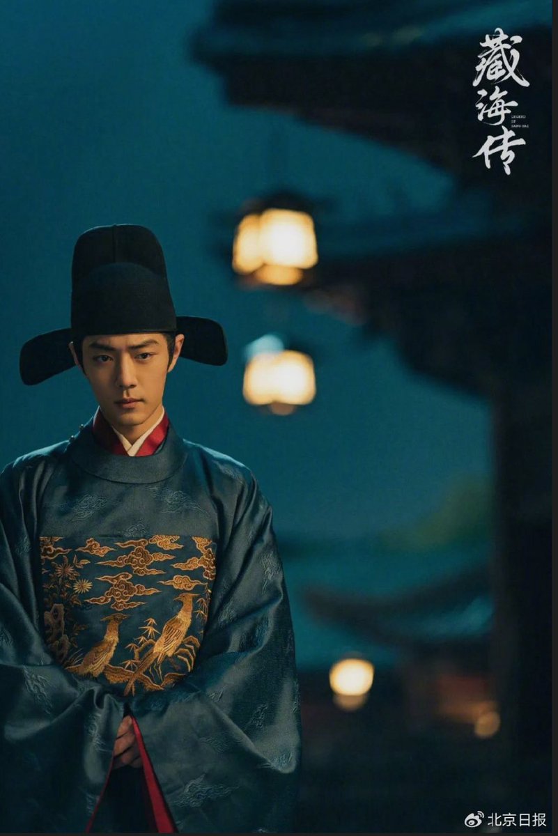 LegendOfZangHai's tweet photo. Director Zheng Xiaolong's work notes recorded that the whole play used more than 28,000 hand-made mortise and tenon components and restored 27 Ming Dynasty construction techniques.

The "reality" of the real scenes and the "illusion" of flashback time and space, the "truth" of historical research and the "illusion" of artistic reconstruction in the play are just like the brush and blank space in traditional ink painting, which are interdependent and constitute a whole.

Oriental aesthetics of architecture and shadow play

Oriental aesthetics emphasizes the unity of "beauty" and "goodness". "Beauty" is the form, and "goodness" is the content. Only when the artistic form and content are unified can the aesthetic ideal of "harmony" be achieved. "Legend of Zang Hai" presents different types of art such as architecture and shadow play. These cultural symbols not only exist as narratives, but also contain unique oriental aesthetic implications.

Chinese architecture is a miniature painting of oriental aesthetics. In "Legend of Zang Hai", architecture is actually the embodiment of the aesthetic ideals of the characters in the play. Architectural elements are integrated into the narrative as the professional attributes of the protagonists, they are not only the driving force for the growth of the characters, but also the externalization of the intrigues in the court.

Zang Hai and his two masters Gao Ming and Xing Dou live in a picturesque courtyard hidden in the mountains. The courtyard cleverly uses the terrain to integrate natural beauty and architectural beauty by building structures, arranging garden paths, and planting flowers and trees. The director used a long-range view to present a small courtyard in the vast world to the audience, reflecting the Taoist aesthetic concept of "harmony between man and nature". In "Legend of Zang Hai", garden architecture often uses borrowed scenery, divided scenery, and separated scenery to create a narrative space with a blend of scenes and poetic and picturesque. The construction of the entire garden scene is shaded by rocks and surrounded by plants, creating an artistic space with infinite charm. This construction method actually contains profound oriental aesthetics.

The owner of the garden, Master Xingdou, is a geomancer who is deeply influenced by the philosophy of Laozi and Zhuangzi. Although he has a lot of skills, he is far away from the world. This is Xingdou's concrete practice of Laozi's philosophy of "renouncing the world and doing nothing" and "pure and quiet and doing nothing". In contrast to him is another master of Canghai, Gao Ming, who is a strategist, smooth and mercenary, active in the world, and represents the Confucian attitude of actively participating in the world.

The two of them jointly participate in Zang Hai's growth, which is an implicit expression of the traditional Chinese culture of "harmony but difference". In addition, the director also visualizes the building as a material medium for Zang Hai to play games with others, which is a metaphor for power struggle.

In "Legend of Zang Hai", shadow play is not only a tool to create the background of the story, but also a tool to condense the narrative content, create the "play within a play" effect and narrative rhythm. Shadow play compares the characters in the court - the emperor, the queen mother, the Prince of Linzi, etc., to animals such as dragons, phoenixes, and white tigers. The struggle of animals directly brings the narrative rhythm to a small climax, paving the way for Zang Hai to participate in the subsequent court struggle. This play uses a lot of close-ups to describe in detail the performance process of shadow play - setting up the stage, manipulating the shadow puppets, dubbing and singing, and performing the plot.