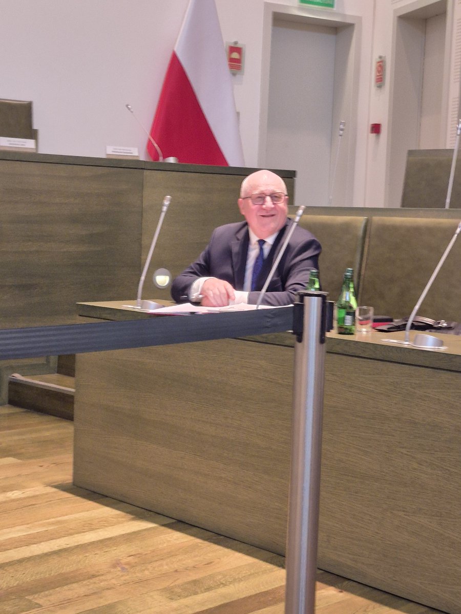 stanislawalwo's tweet image. Nie wiem z czego cieszy się #Marciniak 🤔🫣 Porządku na sali &quot;obrad &quot; pilnuje policja.