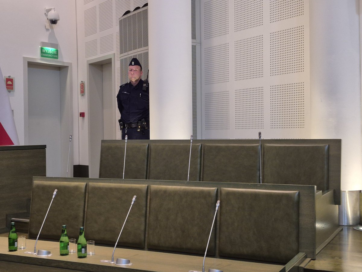 stanislawalwo's tweet image. Nie wiem z czego cieszy się #Marciniak 🤔🫣 Porządku na sali &quot;obrad &quot; pilnuje policja.