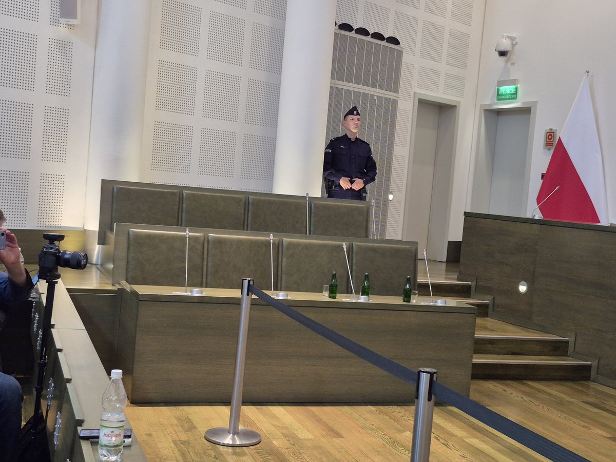 stanislawalwo's tweet image. Nie wiem z czego cieszy się #Marciniak 🤔🫣 Porządku na sali &quot;obrad &quot; pilnuje policja.