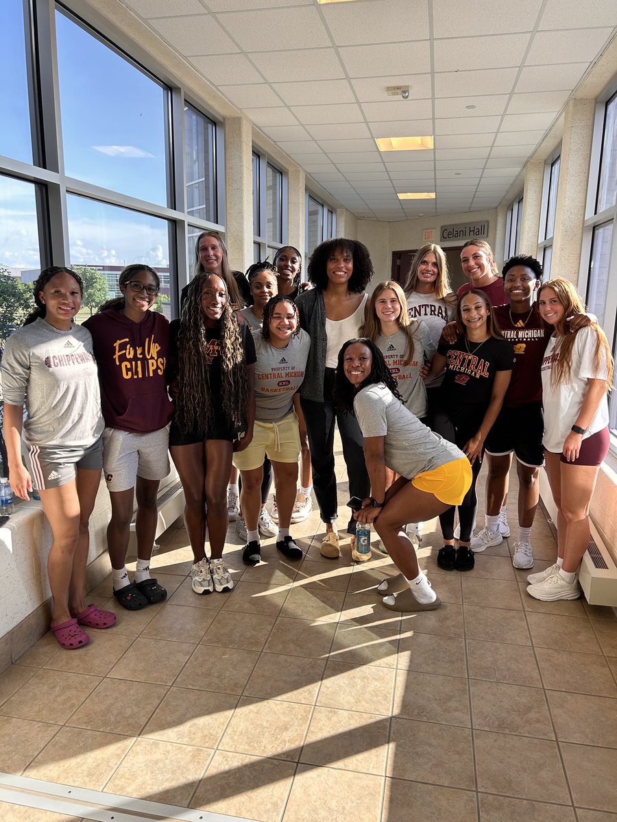 CMUWBBall's tweet image. We had a great Champions Event last night, and we had a VERY special guest!! Thank you so much @tnicmo for stopping by and not only saying hello to some loyal fans, but also taking the time to talk to our team! Your impact continues!
#FireUpChips🔥⬆️🏀 | #WeAre1