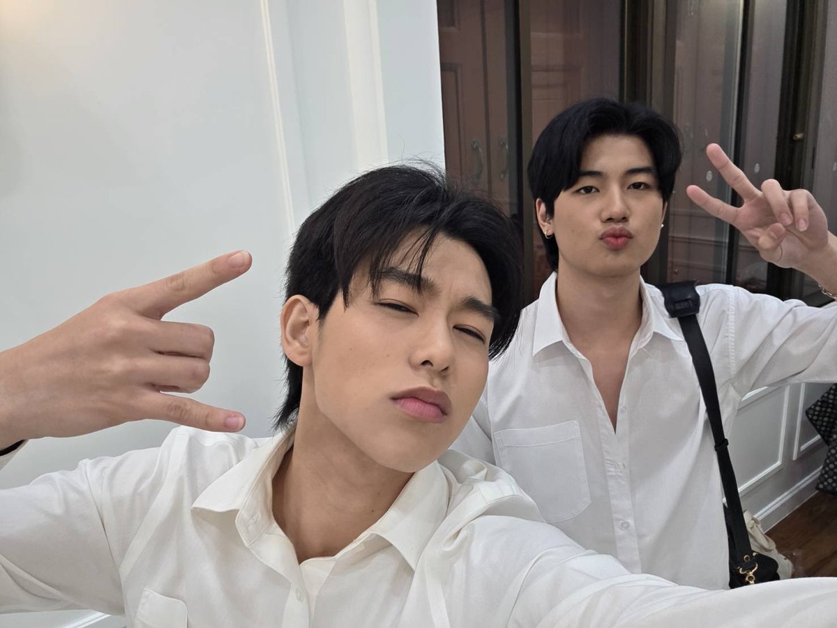 njprompt's tweet image. เทอใส่ชุดนักศึกษายื่นรอรถอยุ่หน้าม #njprompt