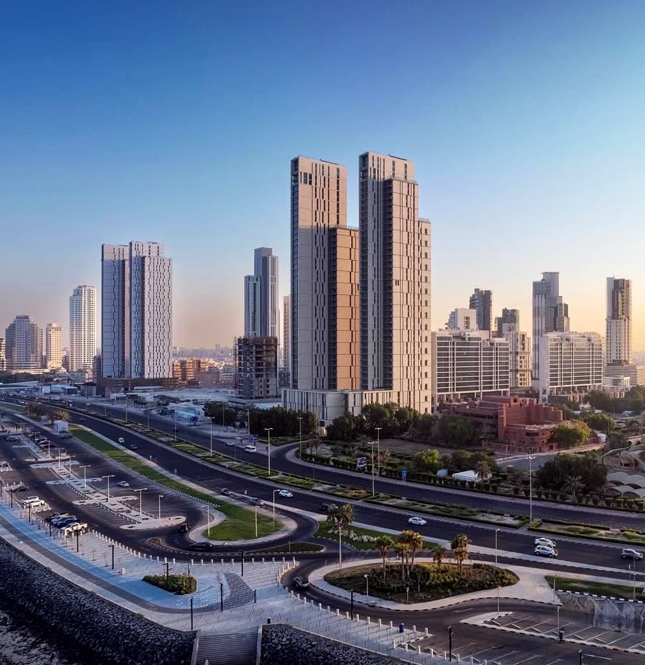 ذكرت وكالة اقتصاد الشرق، على موقعها، أن دولة الكويت تُعدّ من الدول العربية الأقل ديوناً، بنسبة الدين العام إلى الناتج المحلي الإجمالي عند 3.04 في المئة.

- وتعد دولة الكويت ثاني أعلى دولة عربية إنفاقا على مشروعات البنية التحتية بقيمة 13.3 مليار $