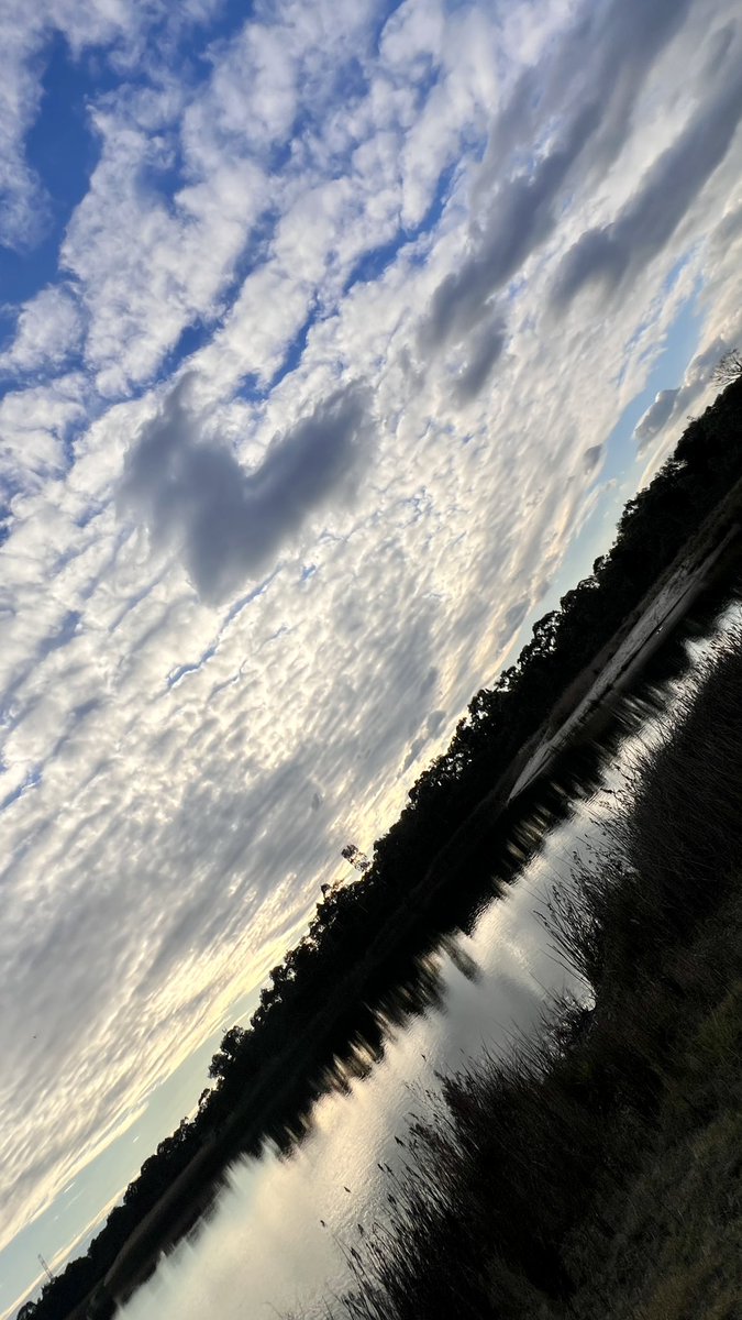 天空飘来一朵爱心云……我知道你在想我💕