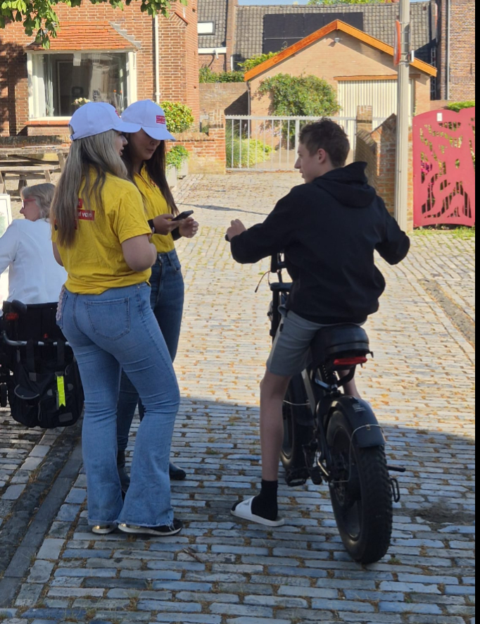 Wethouder Gerard Mostert zet de toon! In Valkenburg ging campagneteam 'Houd rekening met elkaar', samen de politie en @VVNKatwijk &amp; <a href="/Fietsersbond/">Fietsersbond</a> in gesprek over verkeersveiligheid. Elke 2 min. legde iemand een belofte vast: Wat ga jij beter doen in het verkeer? 🚦 #HoudRekening